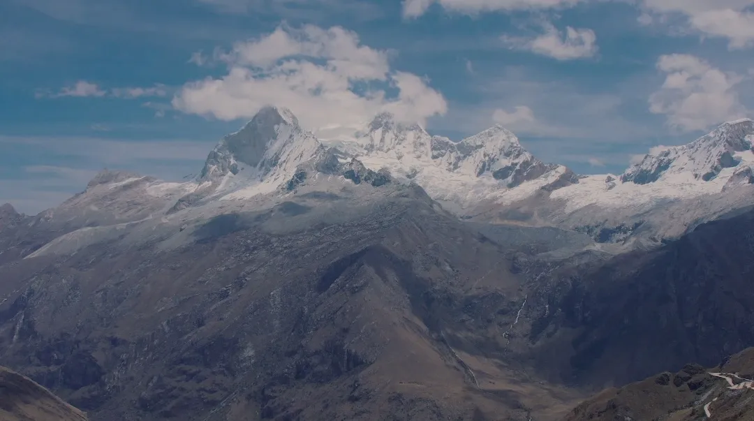 Vista majestuosa del nevado Huascarán al amanecer