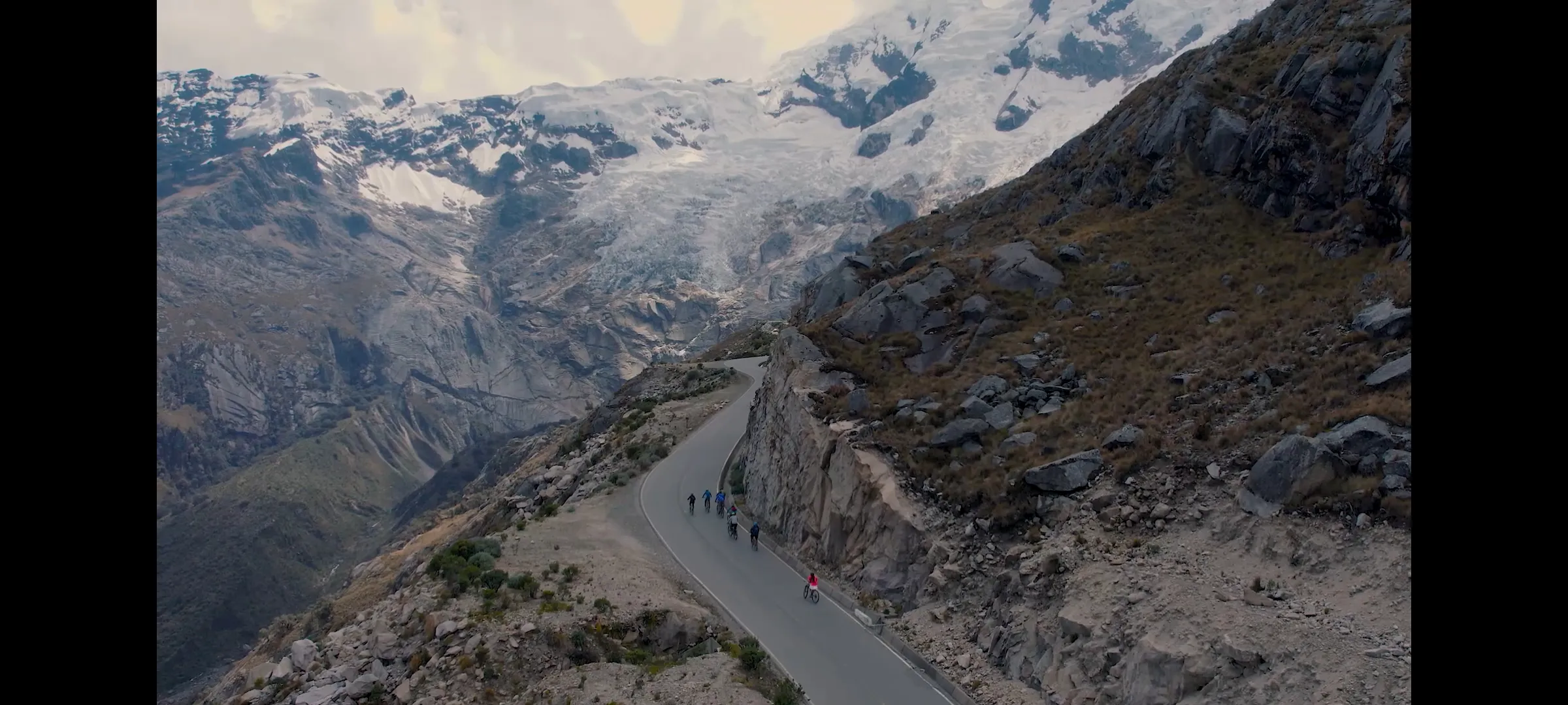 Ciclistas en ruta técnica de montaña