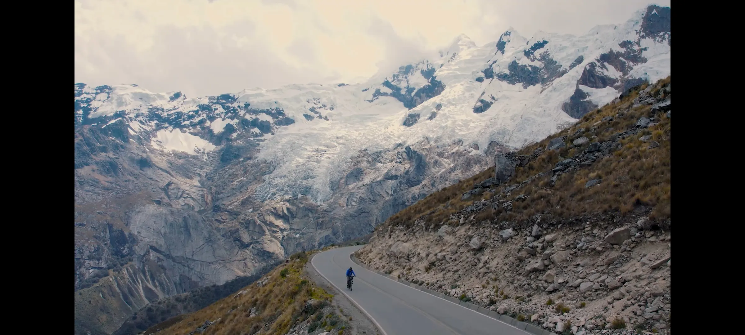 Laguna turquesa en la Cordillera Blanca