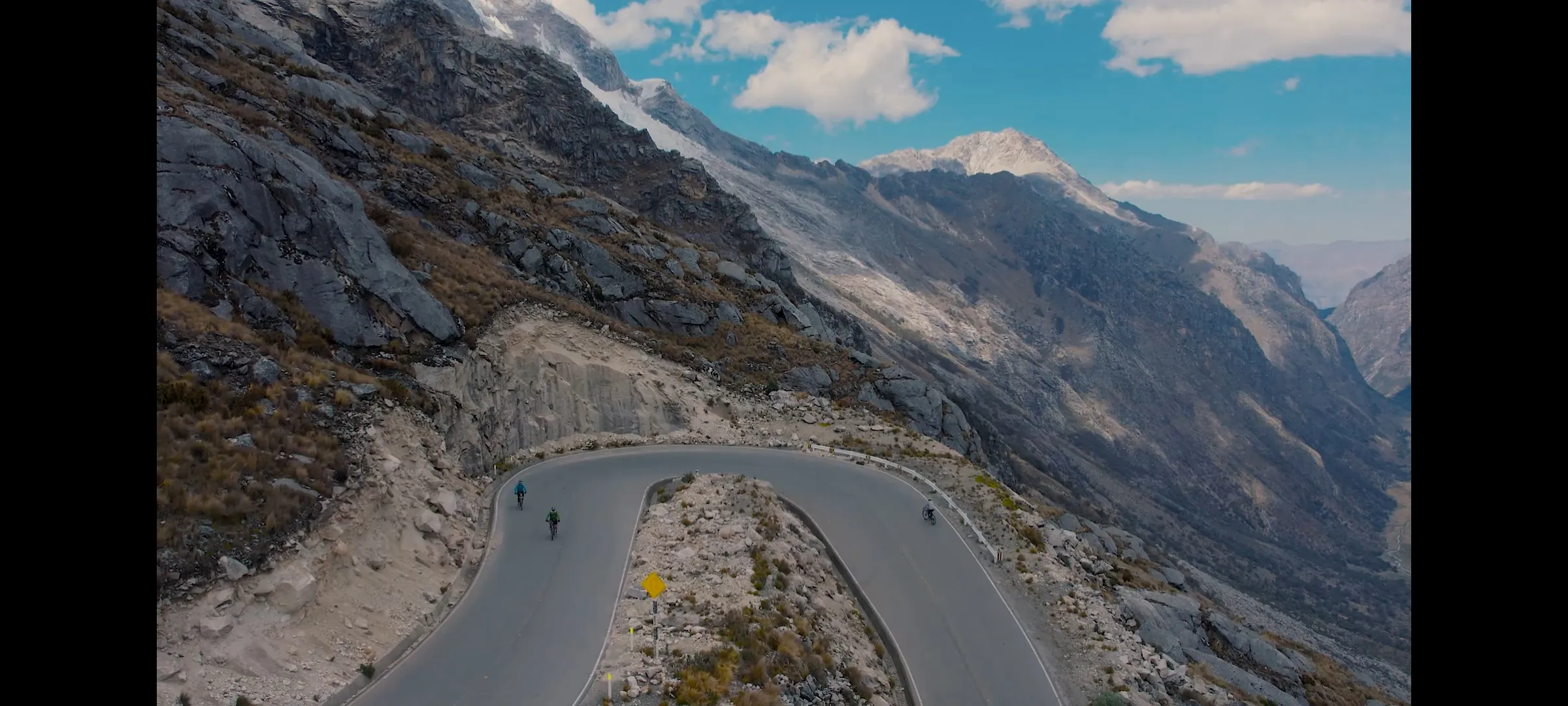 Ciclistas cruzando el Portachuelo de Llanganuco