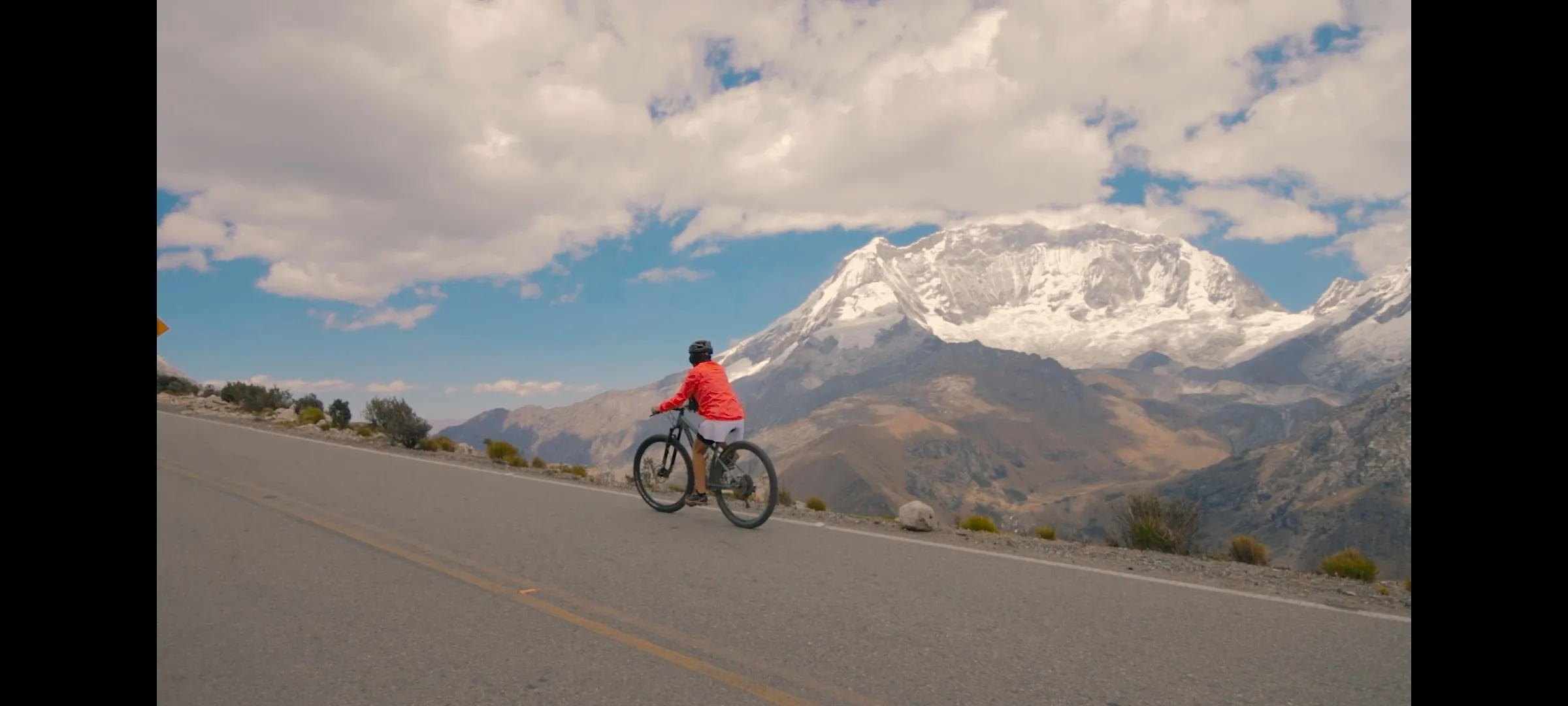 Participantes atravesando pueblo andino tradicional