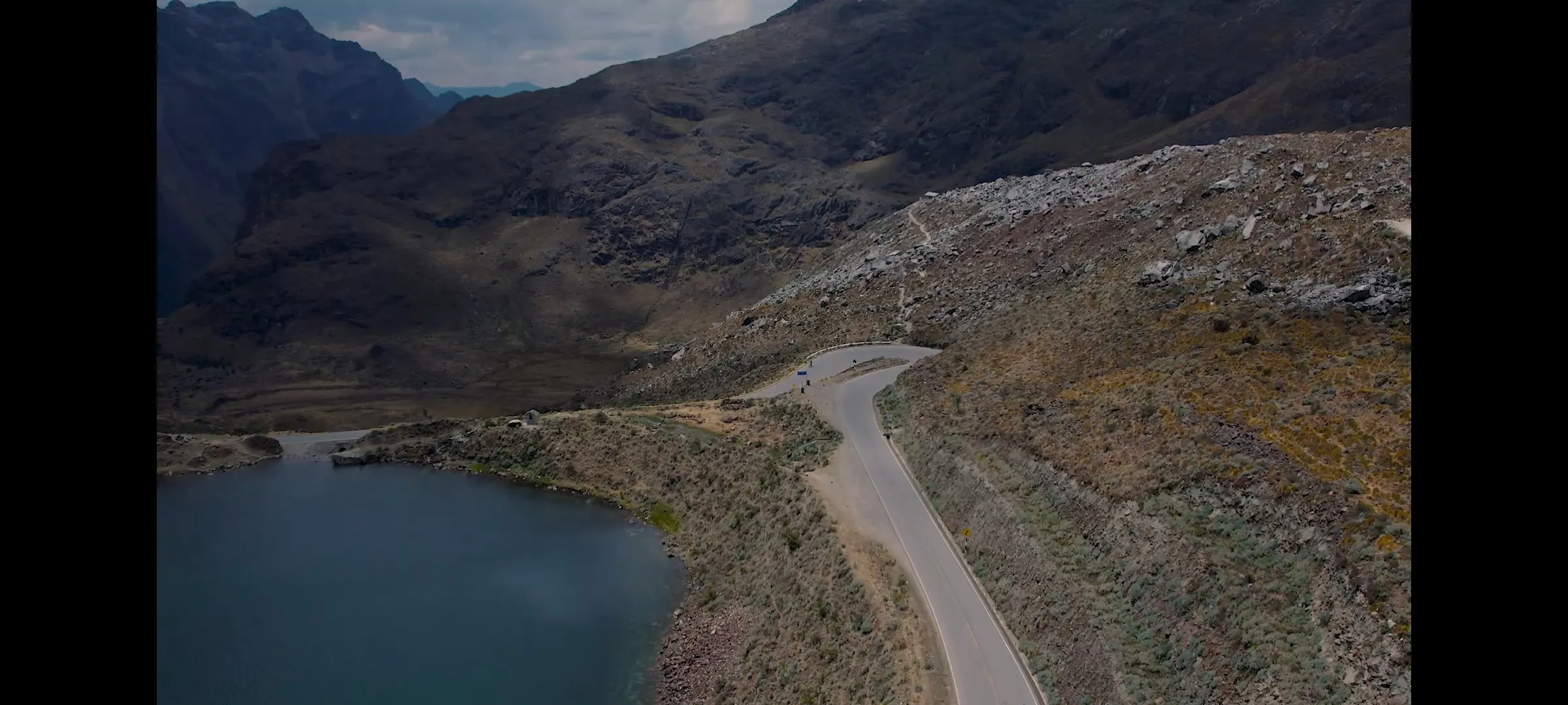 Grupo de ciclistas en zona de avituallamiento
