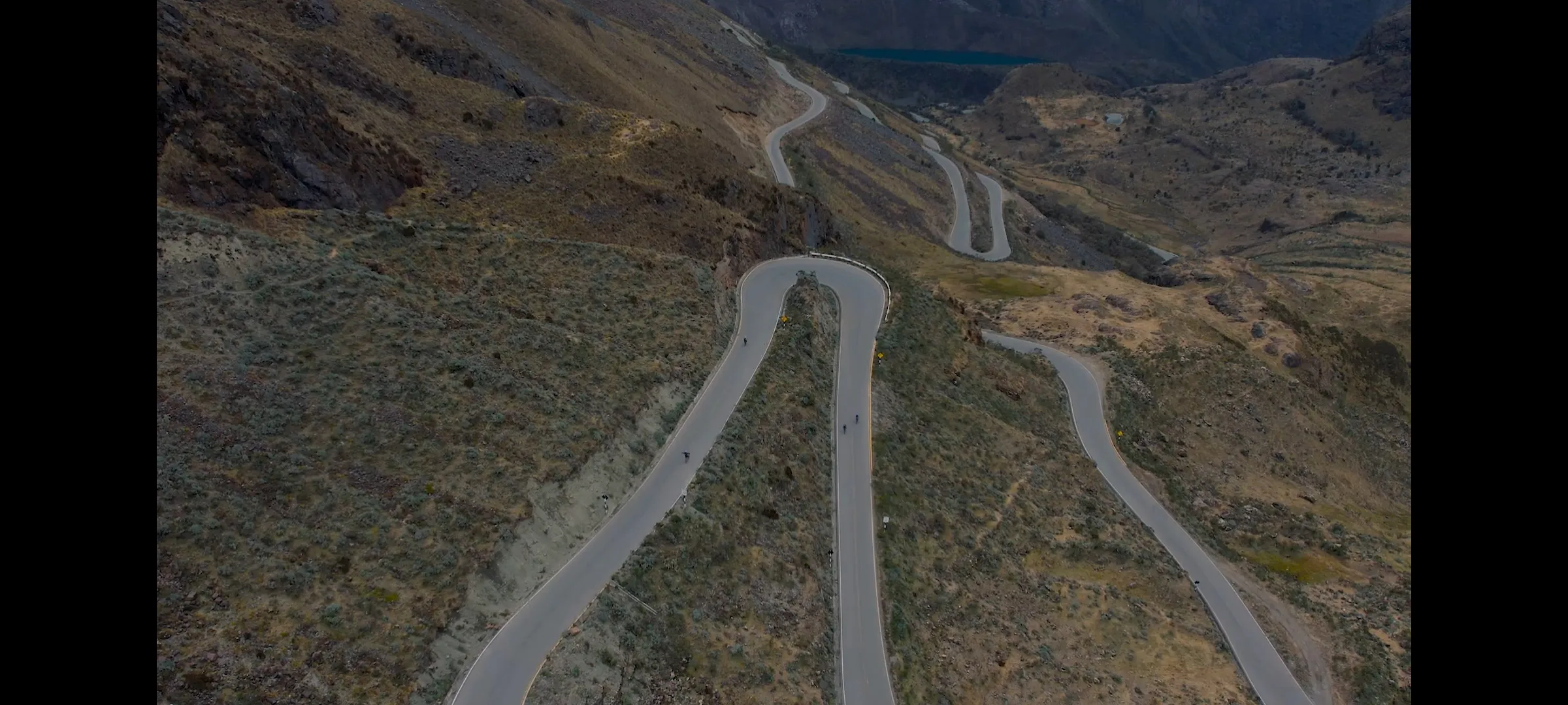Descenso técnico entre montañas nevadas