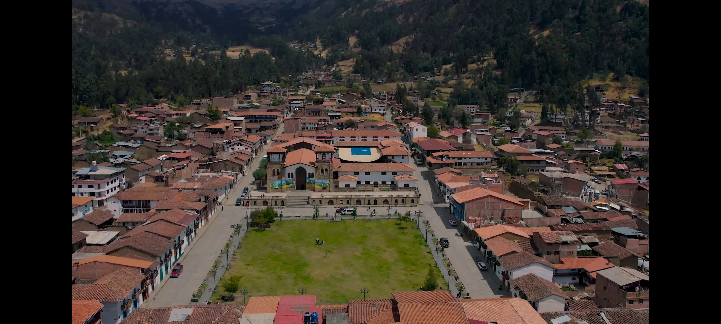 Ciclista celebrando triunfo en la meta