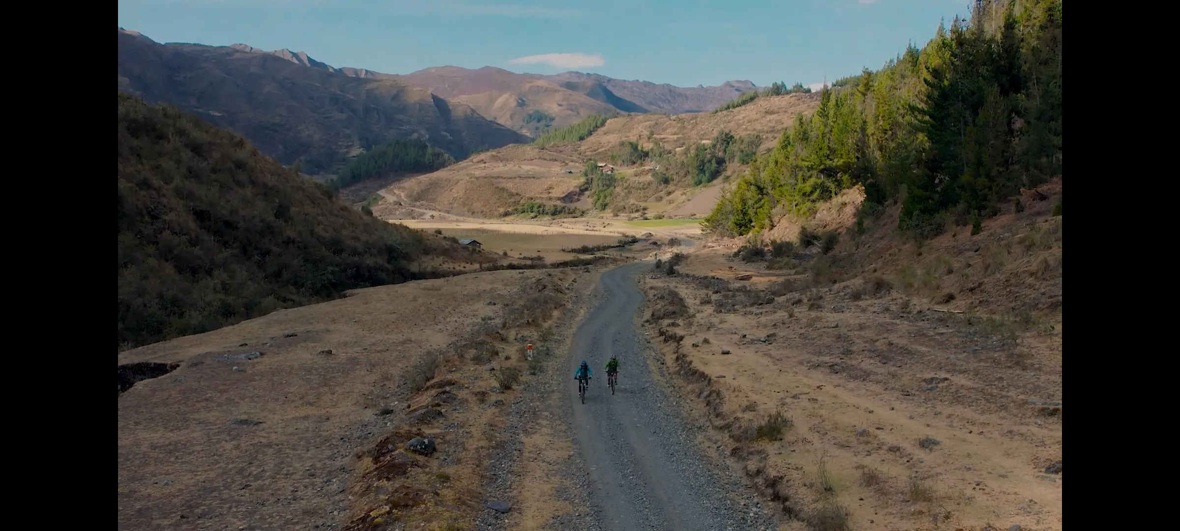 Paisaje de altura con picos nevados