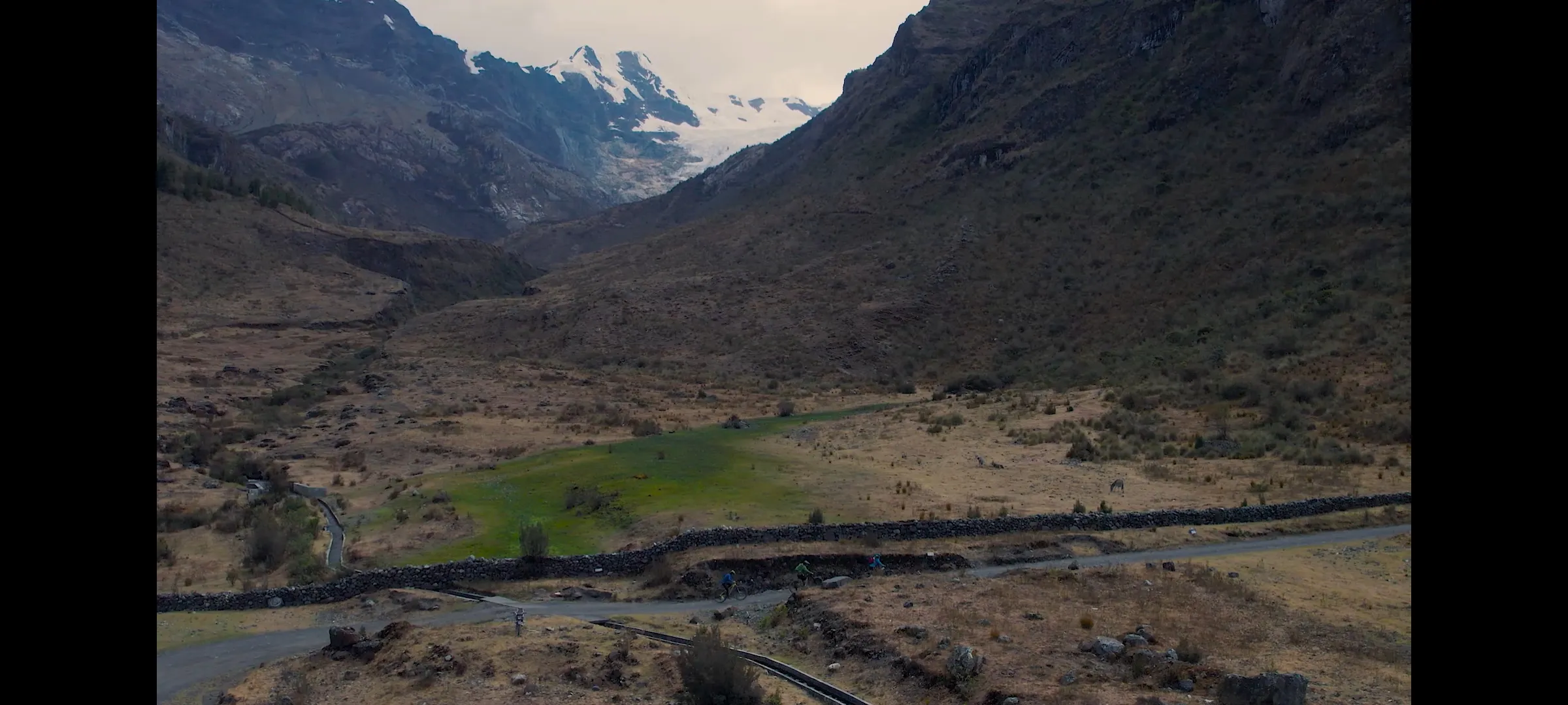 Ciclistas compartiendo experiencias en campamento