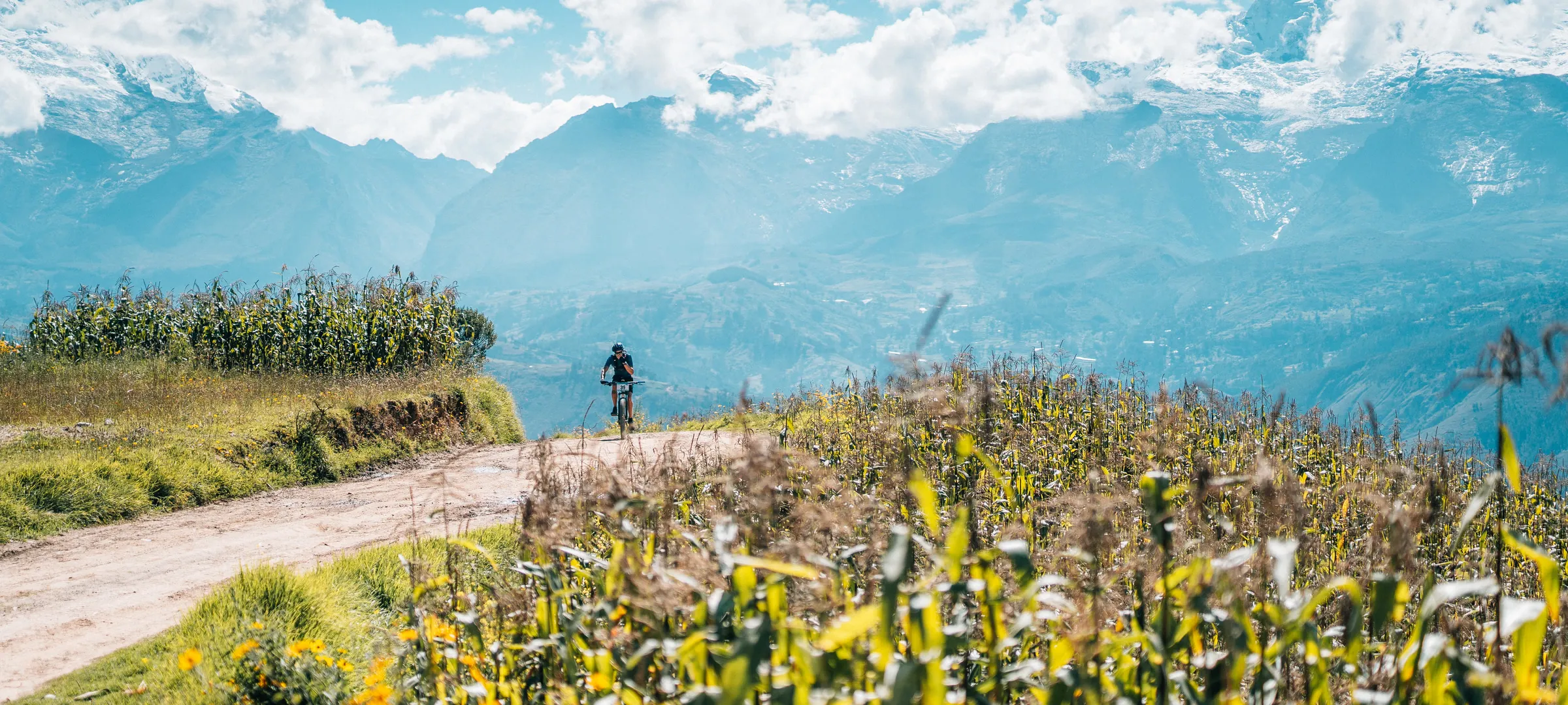 Ciclista en camino con lago al fondo