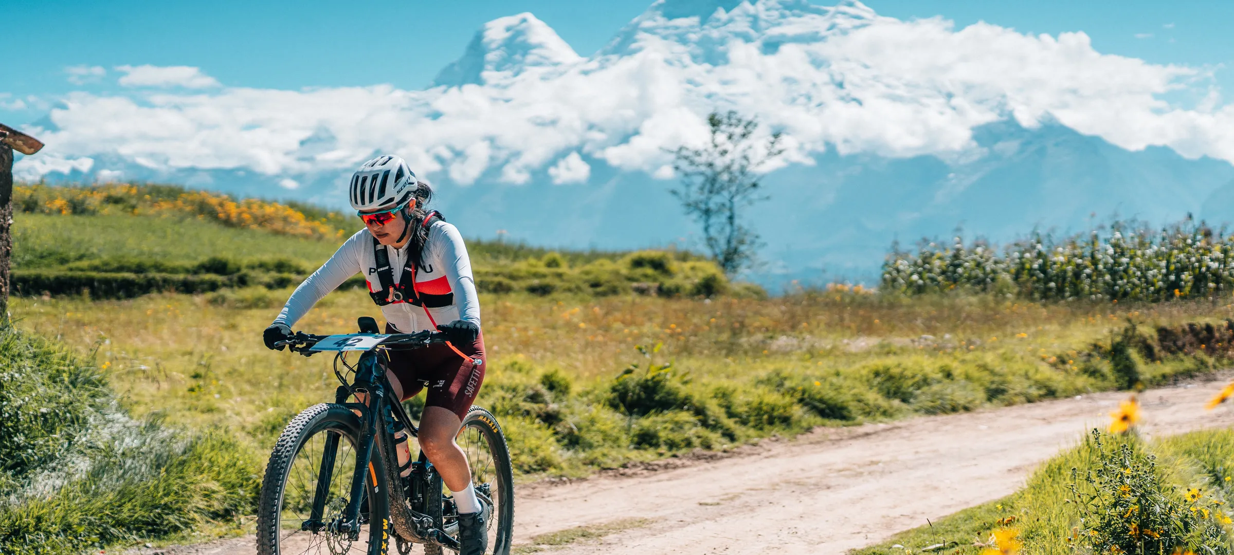Ciclista sonriente en camino de tierra