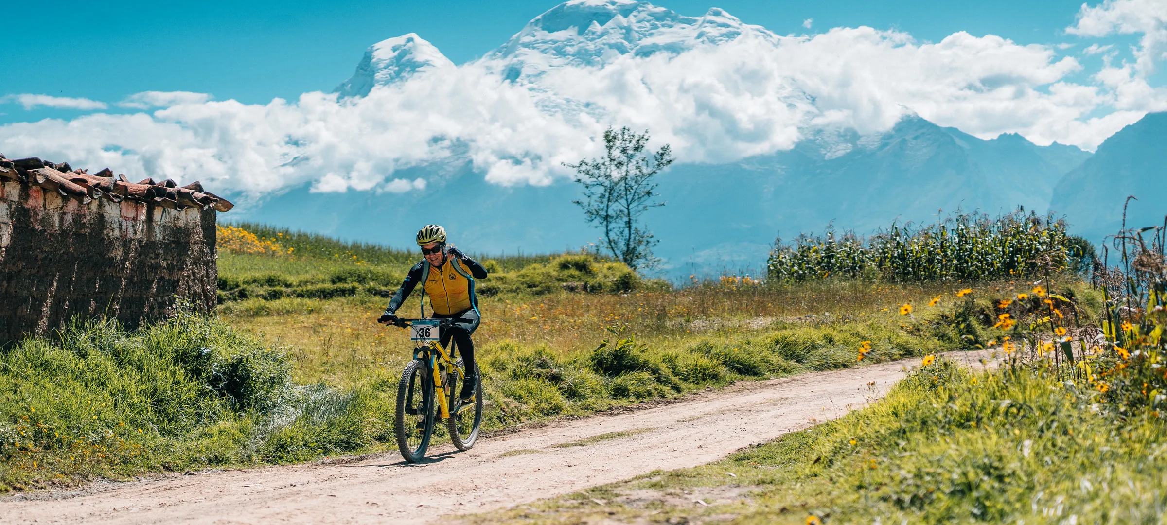 Ciclista solo en valle de flores