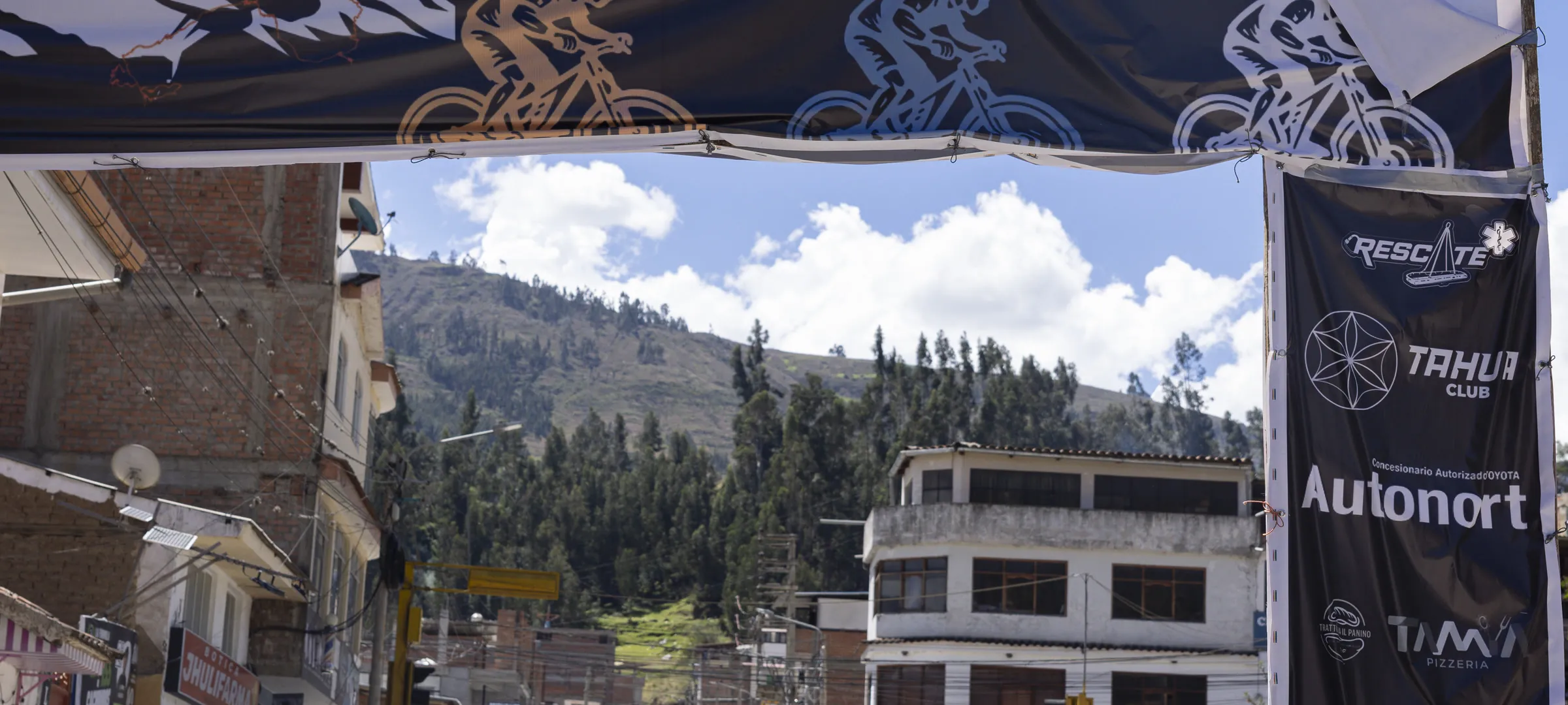 Mirador con banderines junto al lago