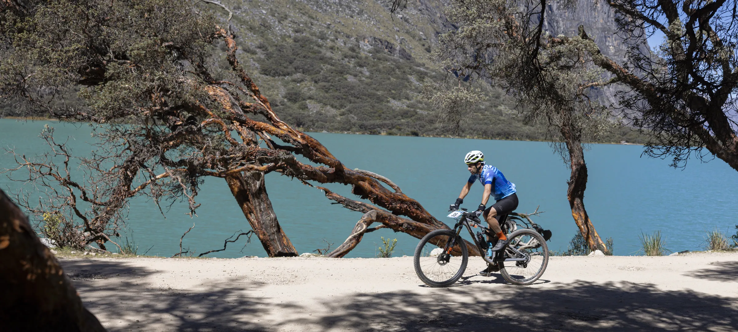 Ciclistas en camino junto al lago