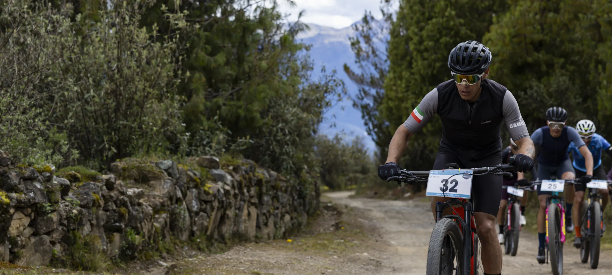 Ciclistas en sendero de tierra