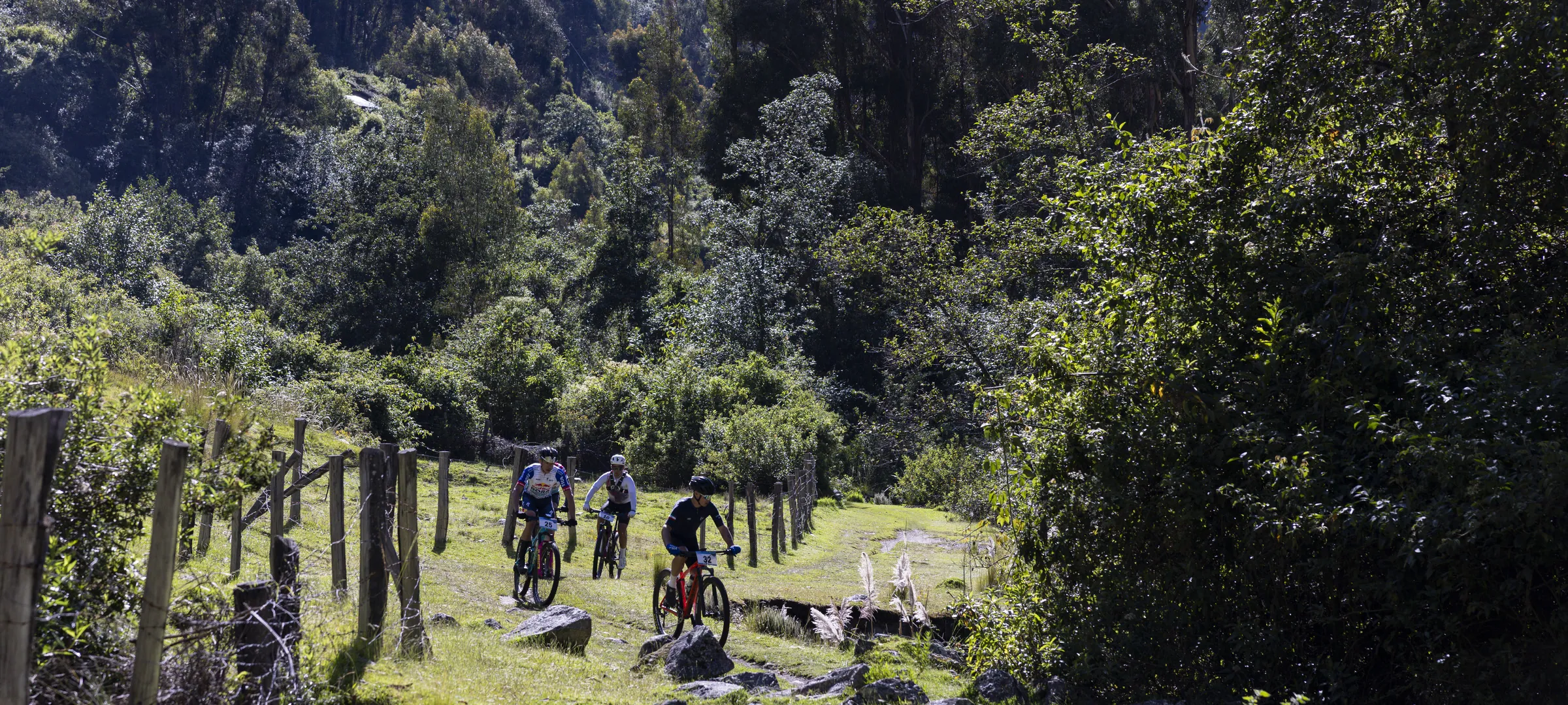 Ciclistas en zona de descanso en la meseta