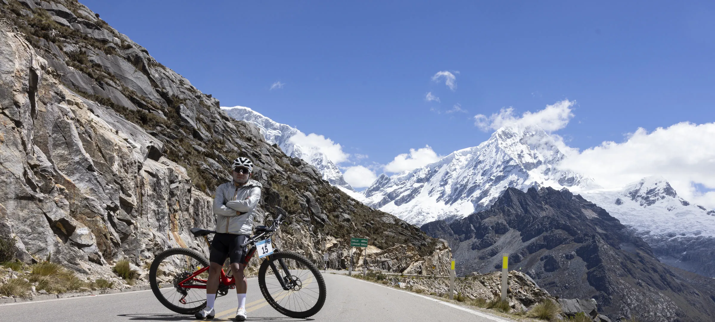Ciclista en ruta con montaña nevada