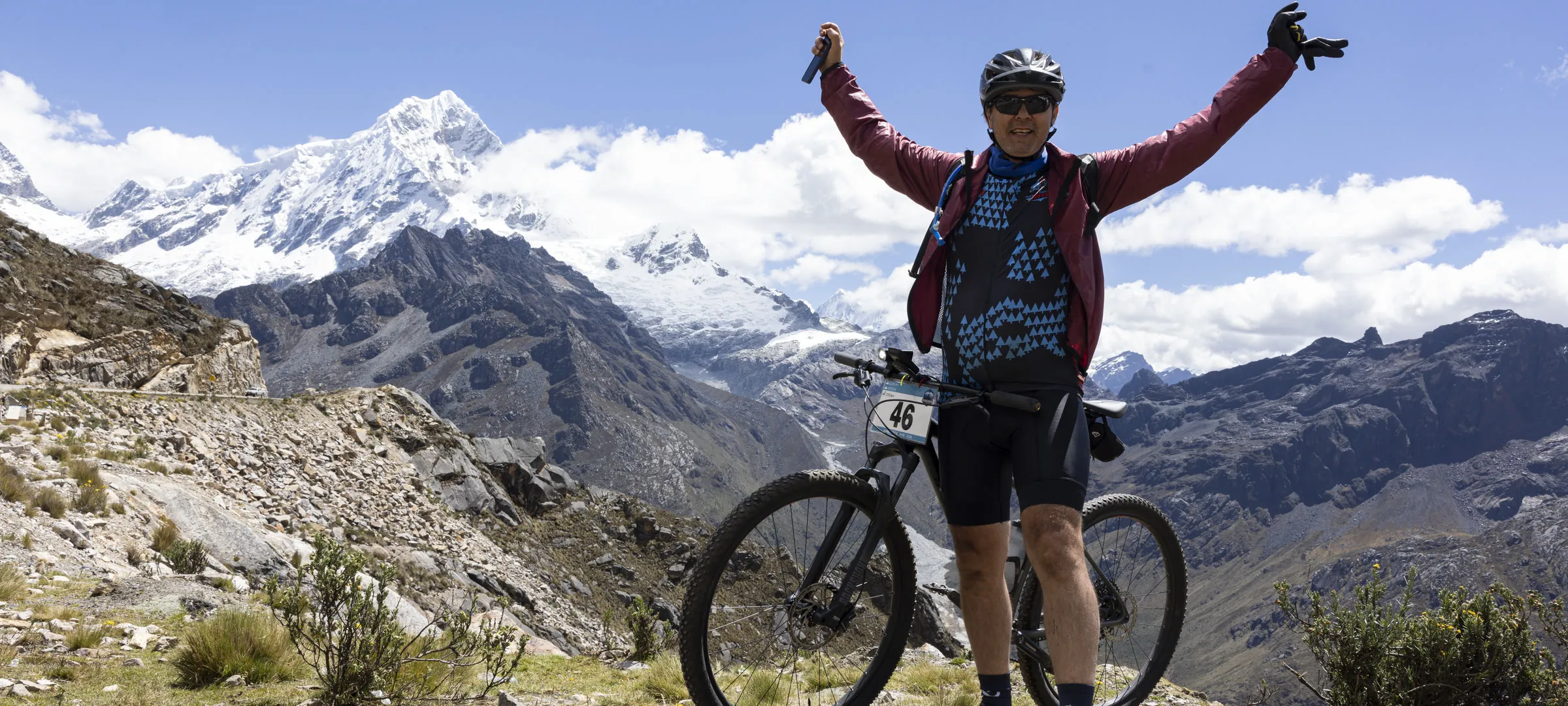 Ciclista celebrando con su perro