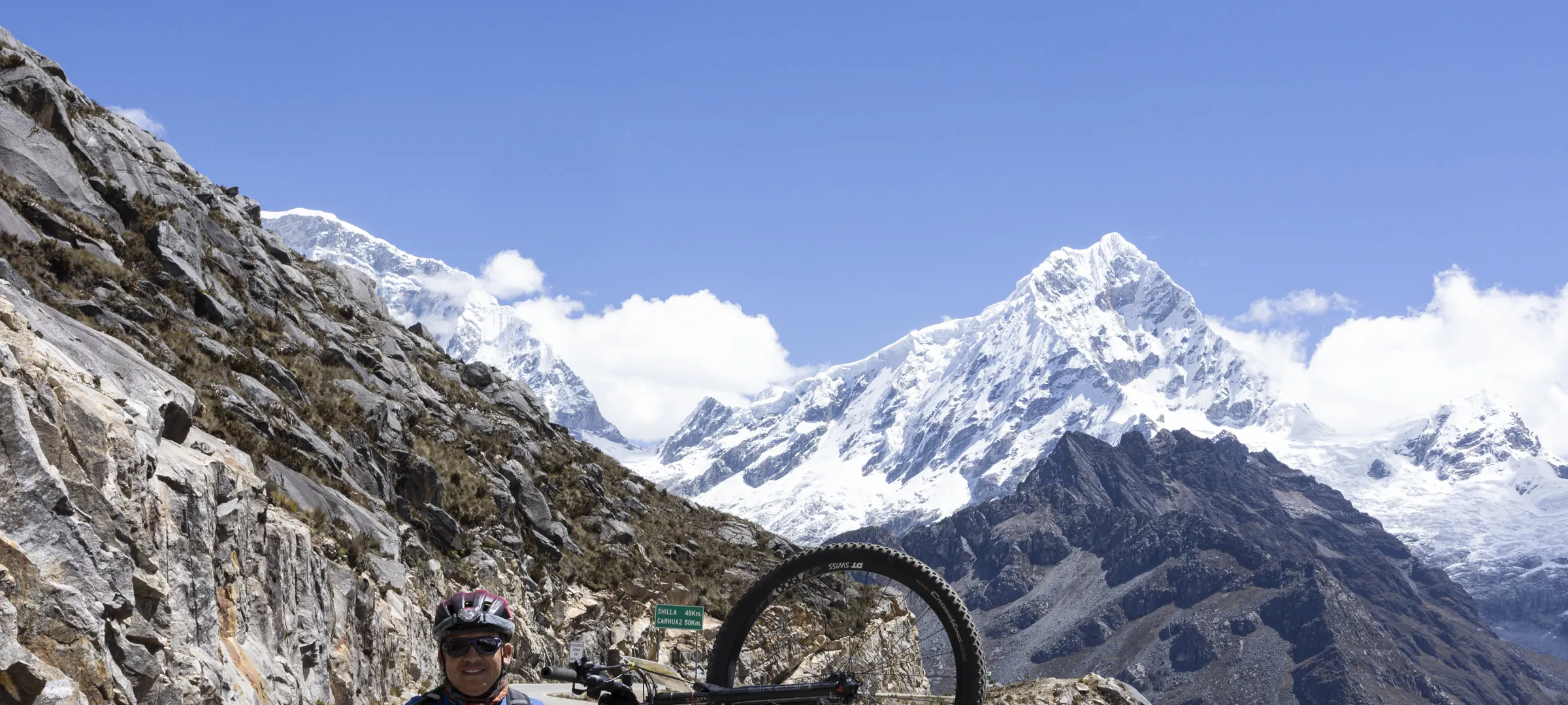 Ciclista con su bicicleta frente al nevado