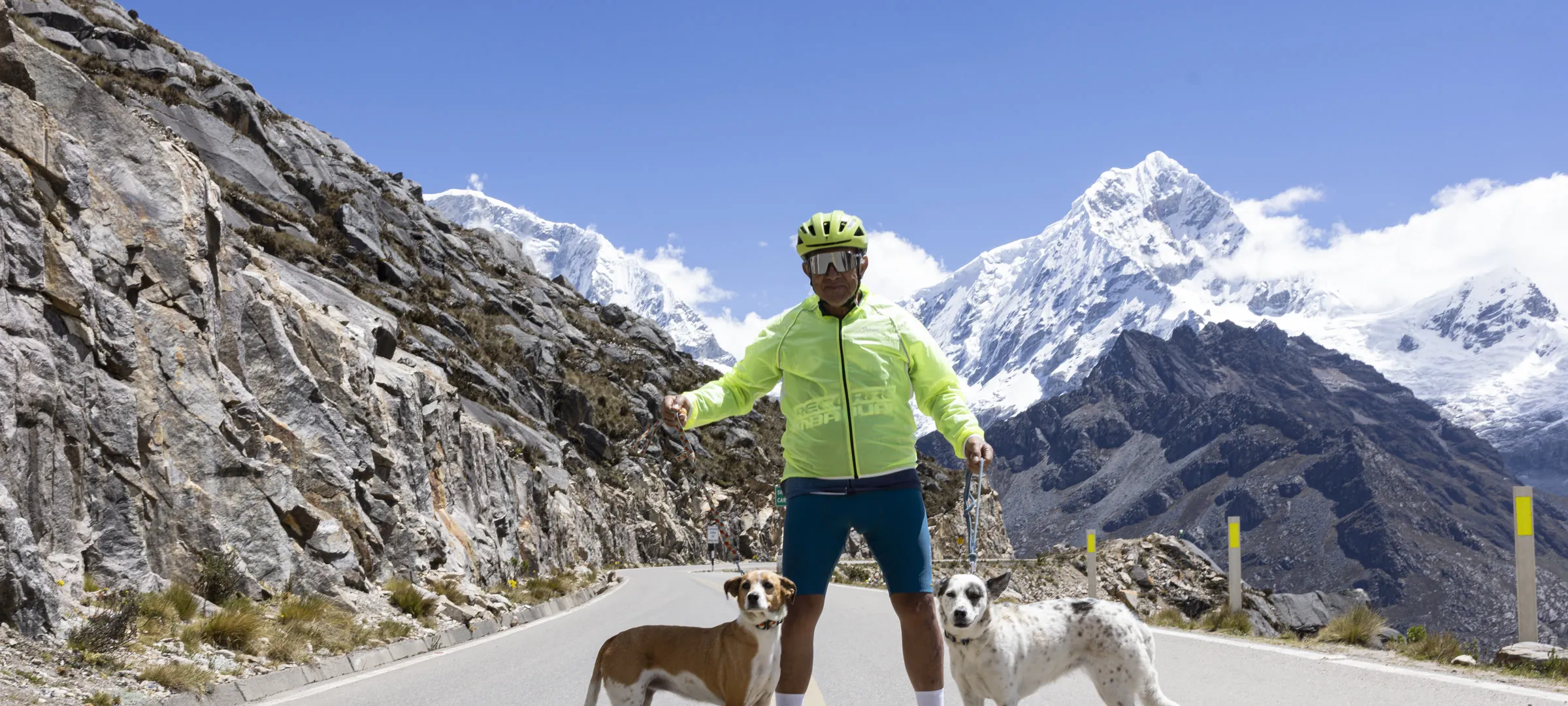 Ciclista con su perro y nevado de fondo