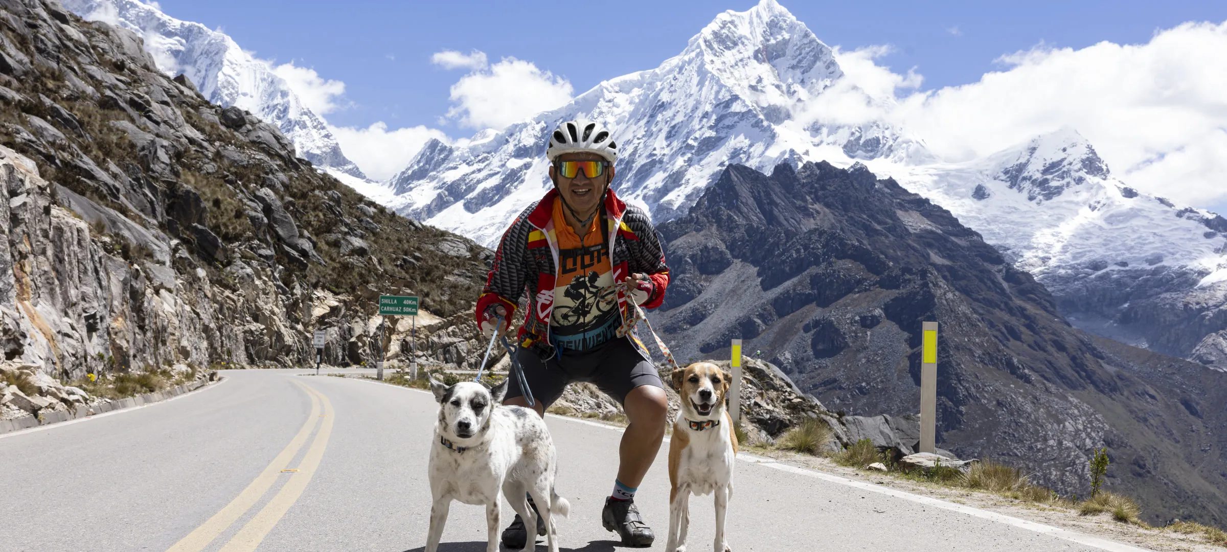 Ciclista llegando con su perro