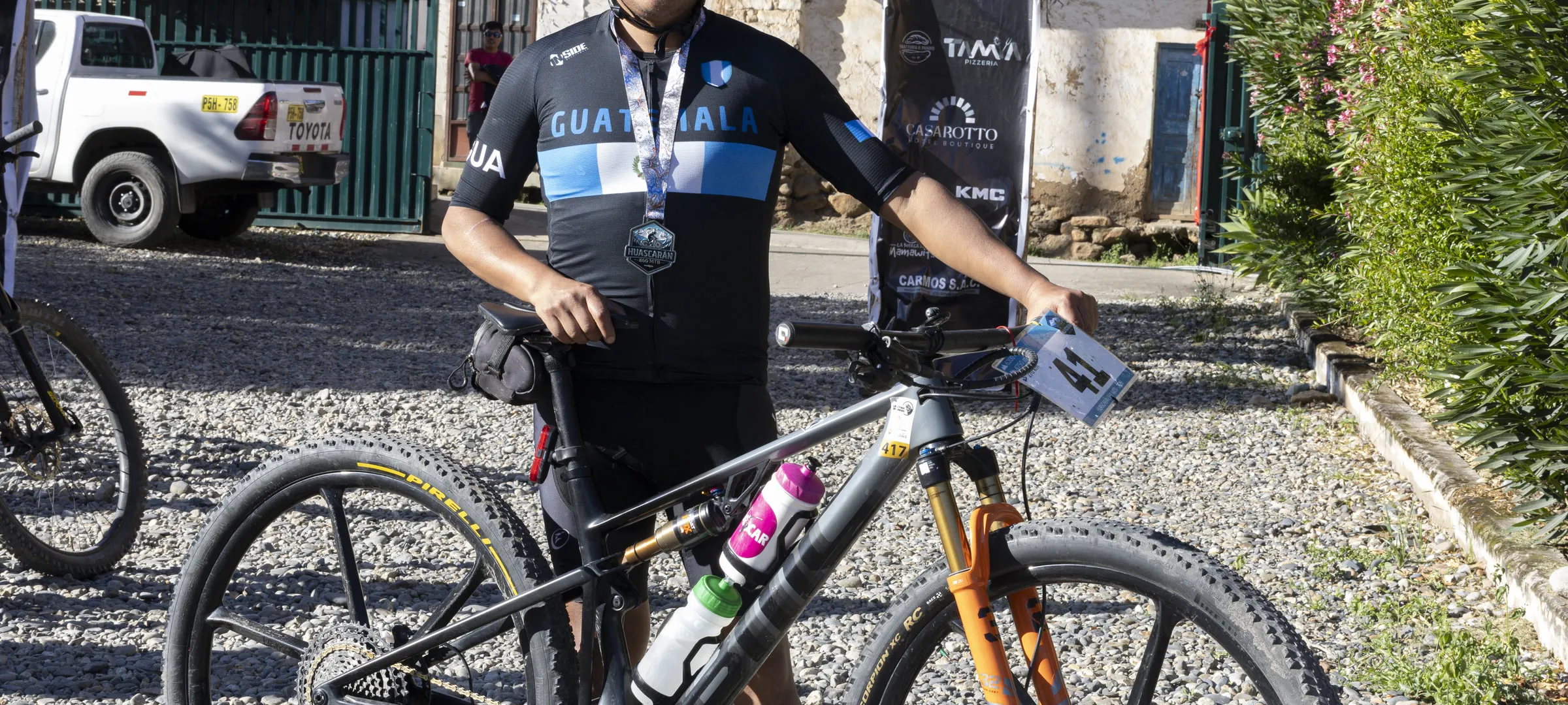 Ciclista con su bicicleta en la zona de meta