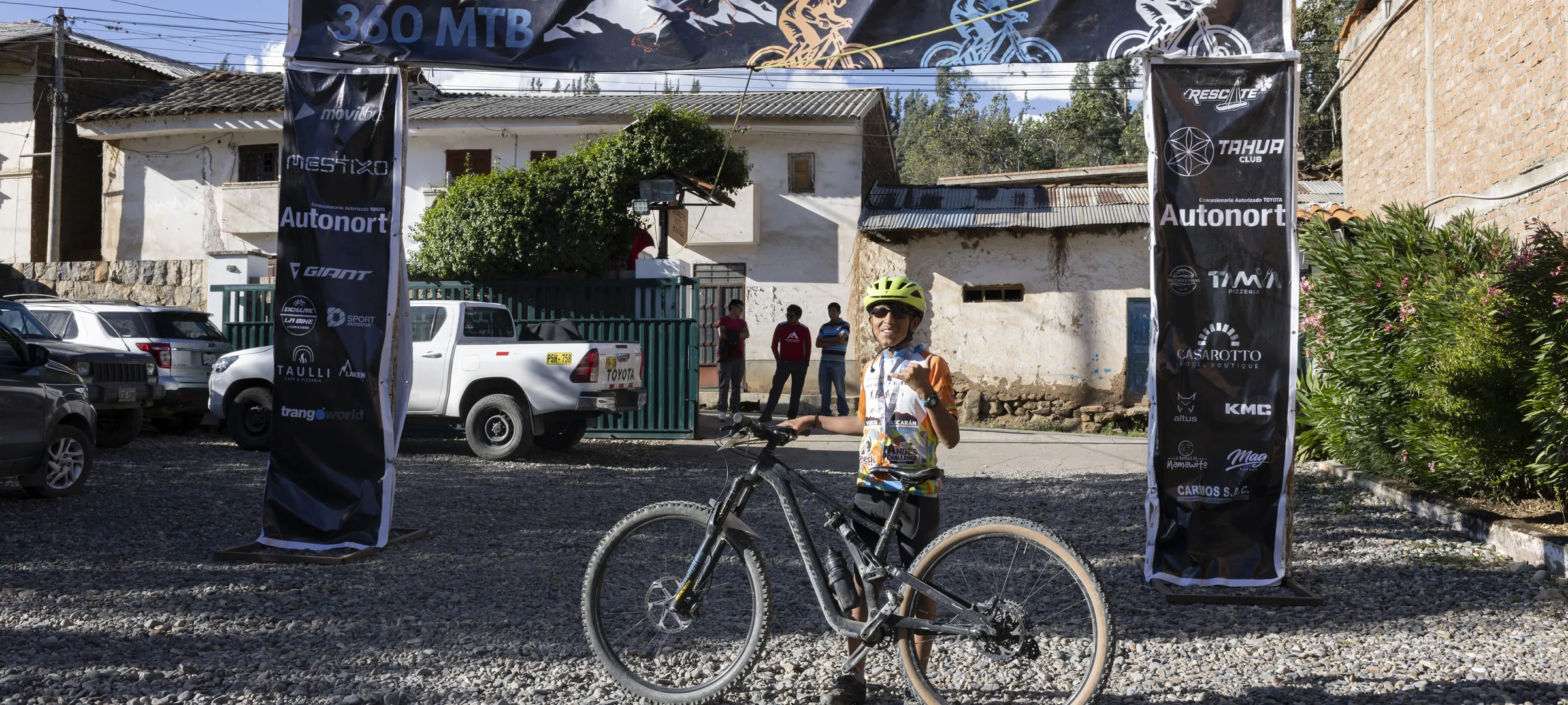 Bicicletas estacionadas en la zona de meta